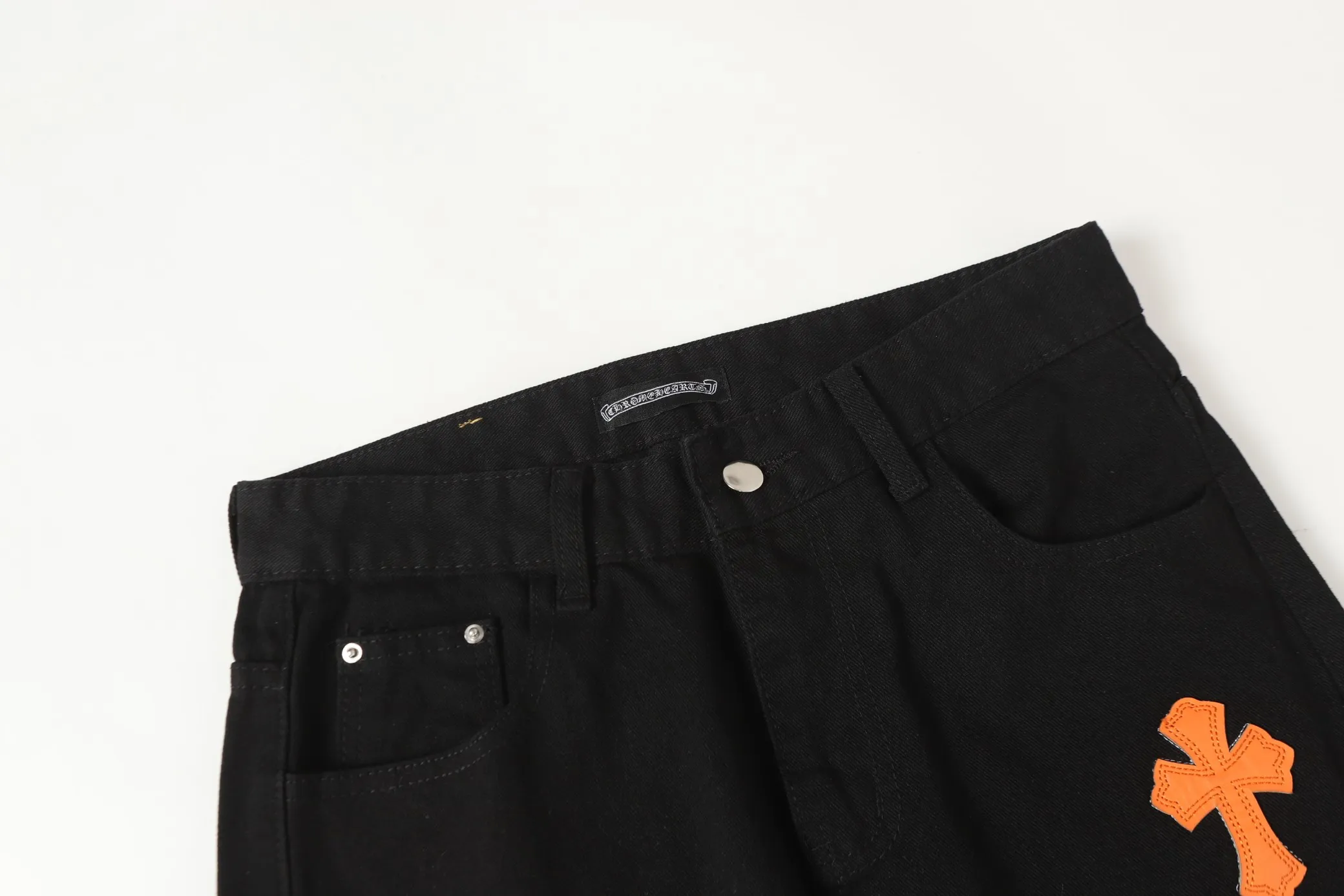 P256 Actual photo [High quality] Coding: LH007 Color: Picture color Size: S to XXXL - Chrome Hearts/Chrome Hearts Classic colored leather cross washed color cloth unisex denim trousers - Vibe style straight stacked god-level version - Carbon fine bias denim color cloth - Old vintage complete set of hardware - Chrome Hearts high version uses high ounce custom fabrics, enzyme washing and soft color fixation, soft and thick to wear The details are all produced by pure hand polishing and craftsmanship. All-over jacquard fabrics have unique design styles. Multiple processes create a full retro feel. Niche unique non-colliding shirts. Customized old spray-painted buttons. Every detail is crafted with craftsmanship. Size Pants length Waist Hips Unit cm S 98 68 100 M 99 72 104 L 100 76 108 XL 101 80 112 XXL 102 84 116 XXXL 103 88 120